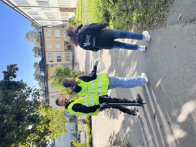 tre personer som plockar skräp