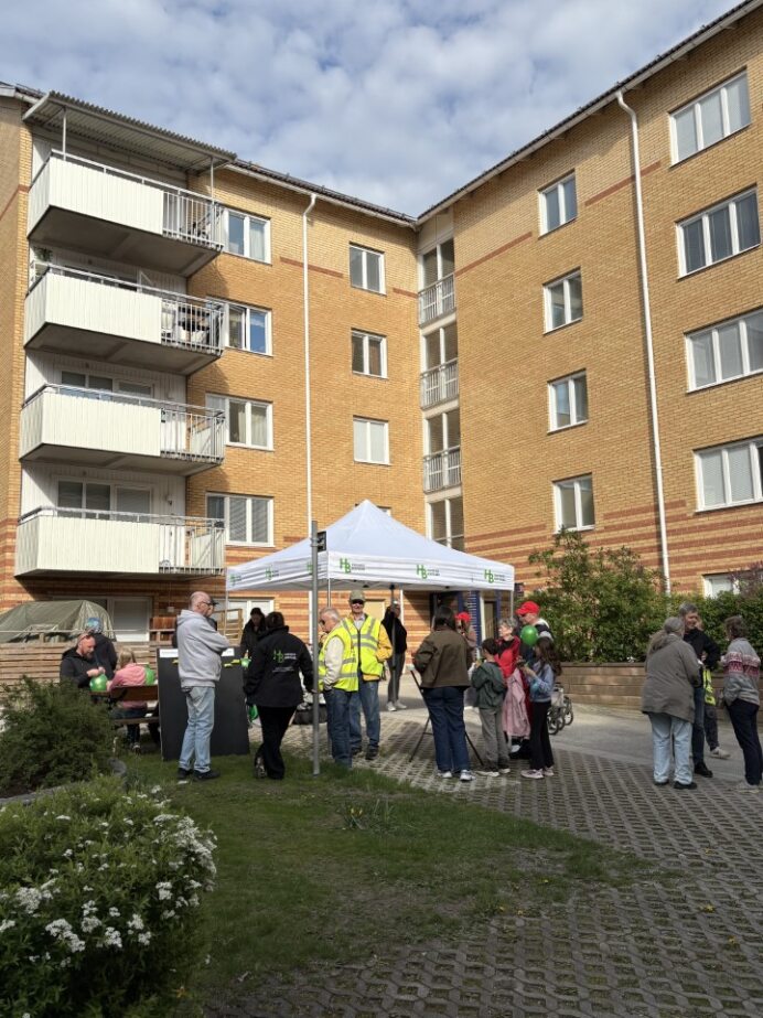 Grannar fikar utomhus på en gårdsträff