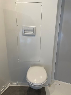 Bild på en vägghängd toalett