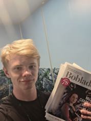 Ung kille som delar ut Bobladet