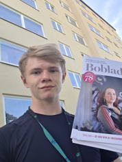 Ung kille som delar ut Bobladet